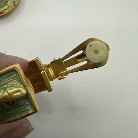 Vintage Green Verdis Gold Clip On Earrings Archeological Theme VTG - Picture 6 of 16